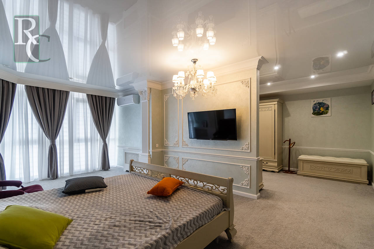 8-комн. квартира, 260 м²