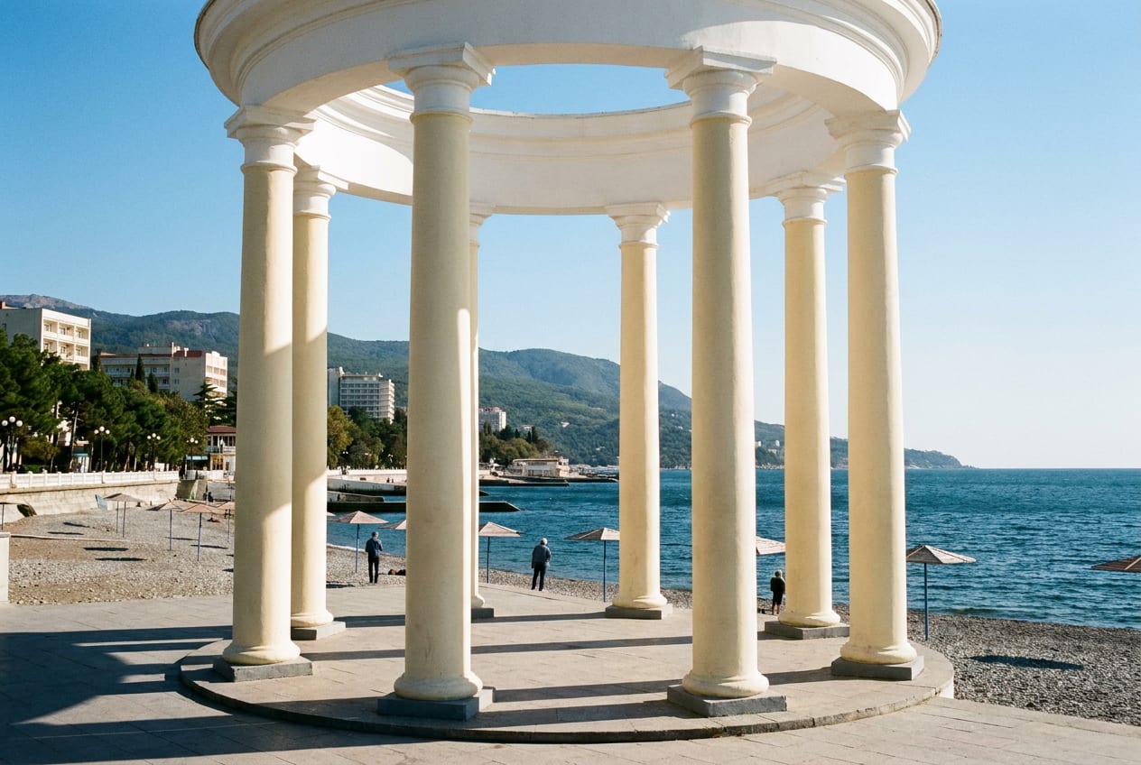 Ротонда Алушты: белая беседка на берегу, где фотографируются все