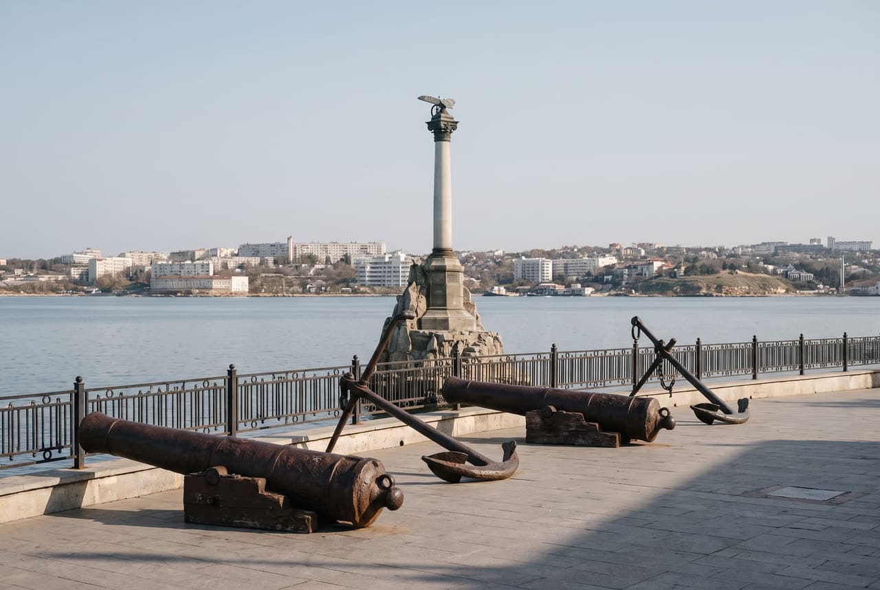 Набережная Корнилова в Севастополе: 2 км вдоль моря со Графской пристанью